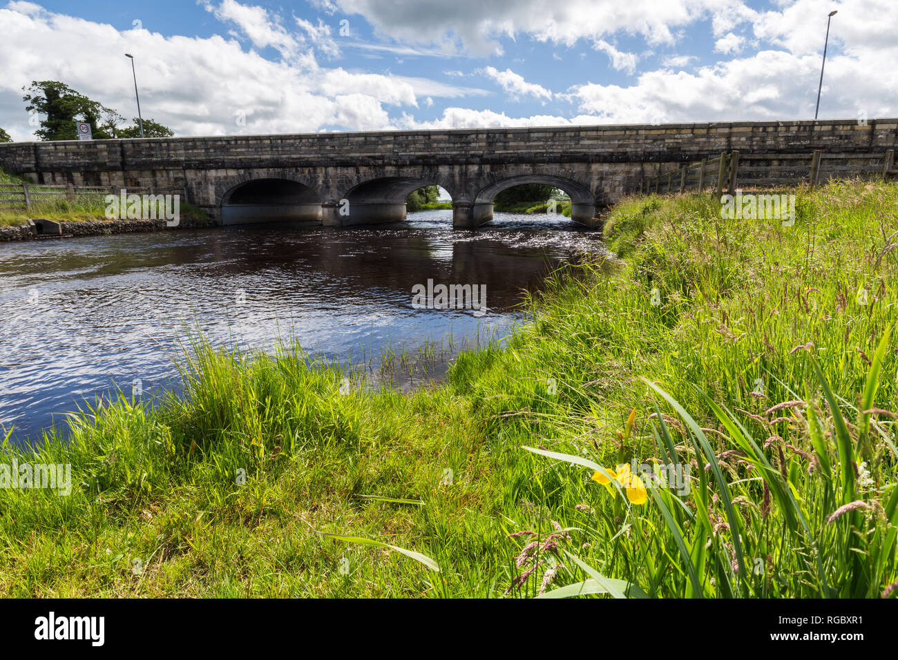 Le passage aux frontières, Belcoo-Blacklion, Irlande. Un magnifique pont sur la rivière Belcoo Belcoo liens dans le comté de Fermanagh, en Irlande du Nord à Blacklion je Banque D'Images