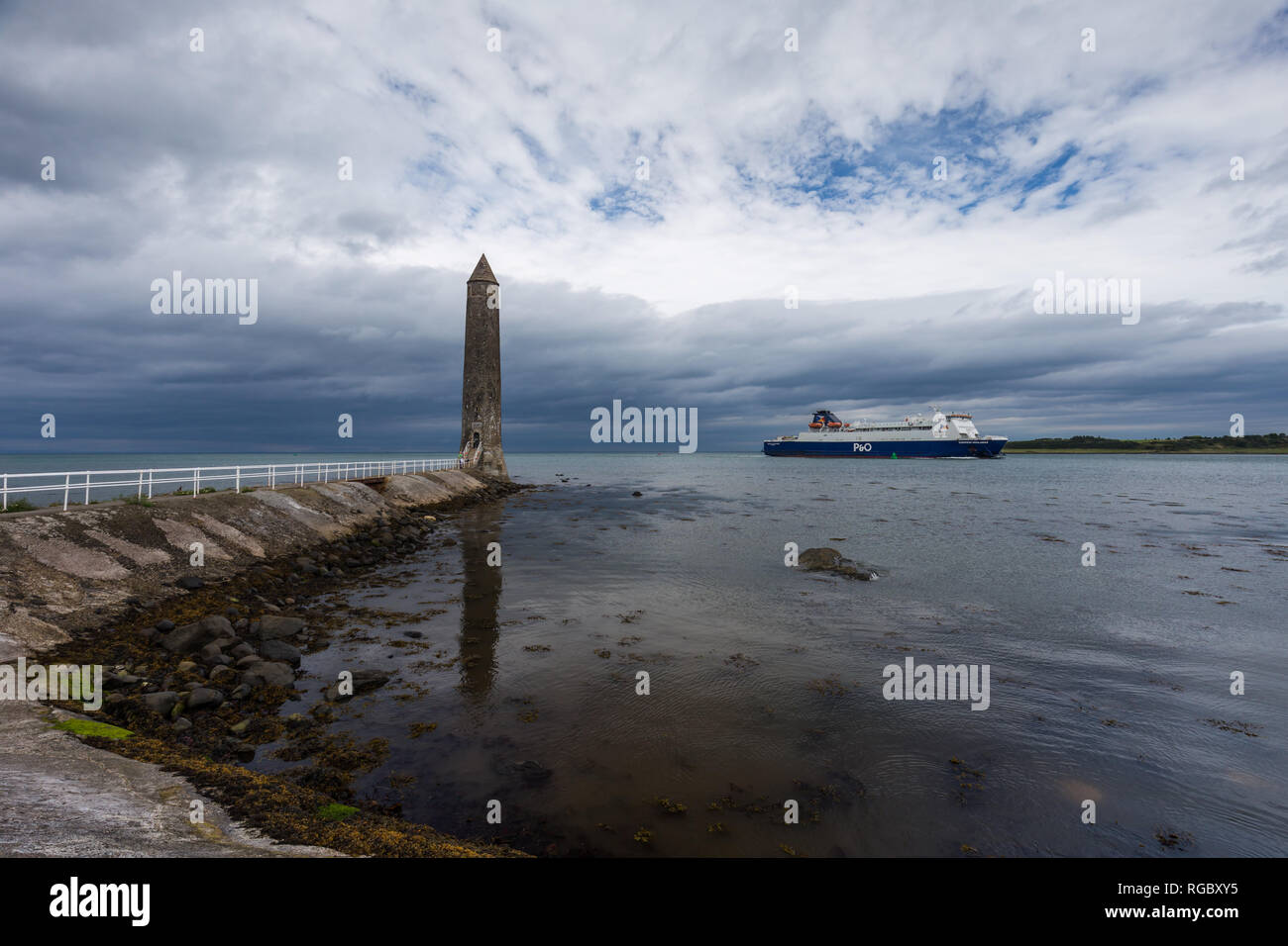 Chaine Tour commémorative, à la mémoire de Jacques Boucher, qui ont établi des voies de navigation du port de Larne, comté d'Antrim, en Irlande du Nord. Banque D'Images