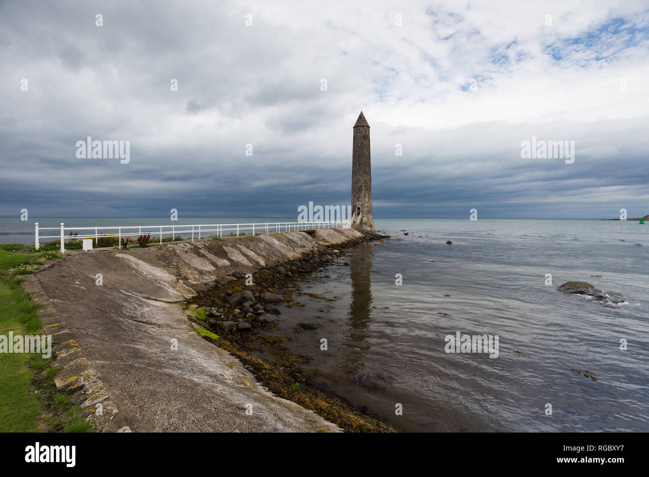 Chaine Tour commémorative, à la mémoire de Jacques Boucher, qui ont établi des voies de navigation du port de Larne, comté d'Antrim, en Irlande du Nord. Banque D'Images