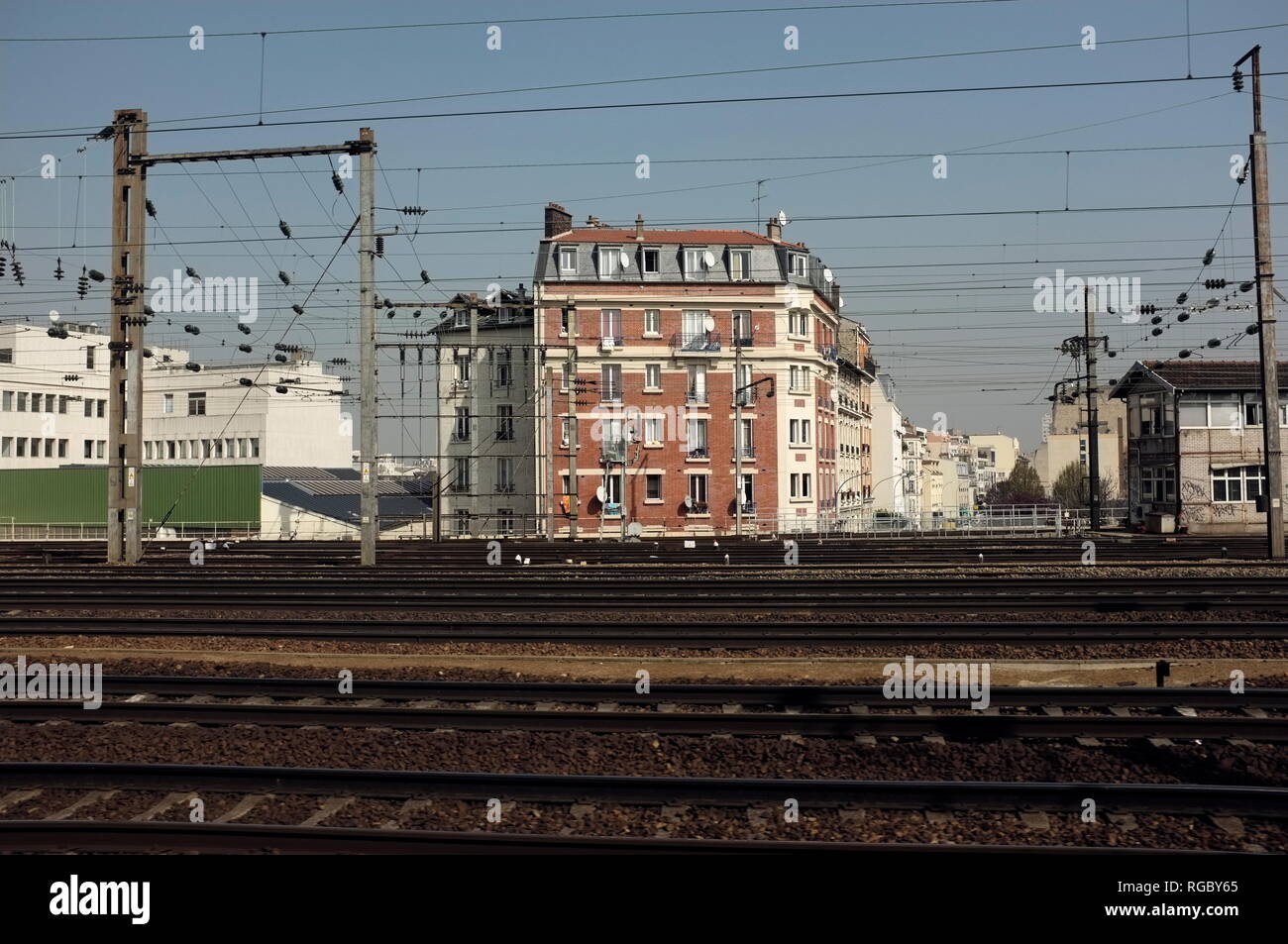 AJAXNETPHOTO. CLICHY, PARIS, FRANCE. - À TRAVERS LES VOIES - VUE EN DIRECTION DE LA RUE DE NEUILLY À TRAVERS LES VOIES FERRÉES D'ASNIÈRES À LA GARE ST.LAZARE, SAINT-LAZARE, À CLICHY. PHOTO:JONATHAN EASTLAND/AJAX REF:FX112703 5313 Banque D'Images