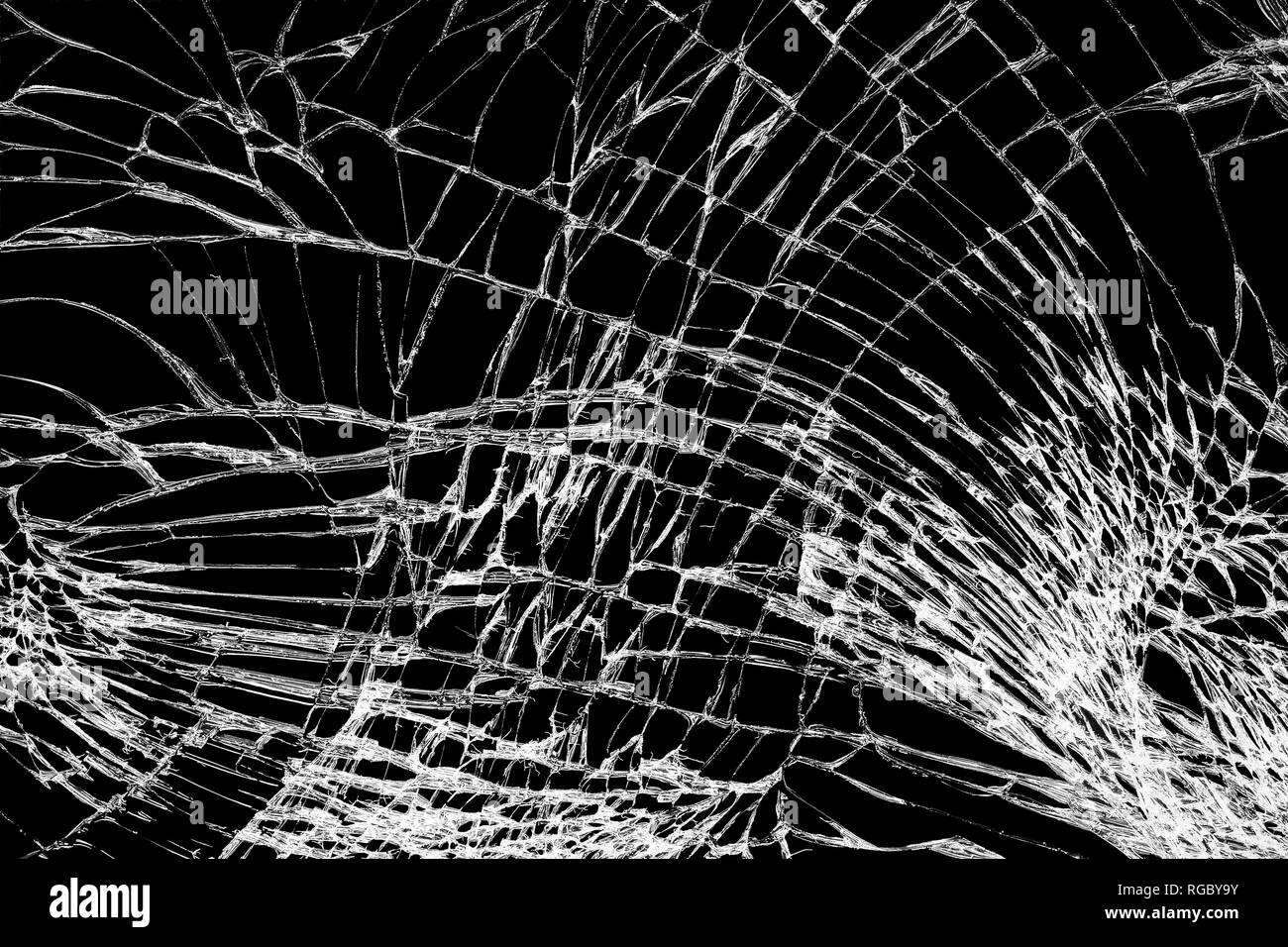 Close-up un modèles de rides et des fissures sur écran tactile smartphone de causées par la chute sur fond noir Banque D'Images