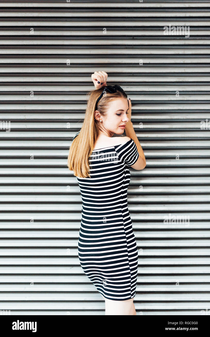 Jeune femme portant robe rayée Banque D'Images