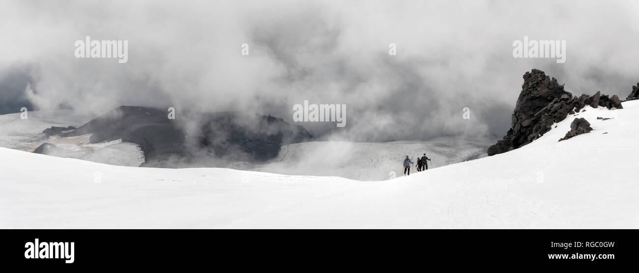 La Russie, la région de Baksan Valley, du Caucase, d'alpinistes mont Elbrouz croissant Banque D'Images