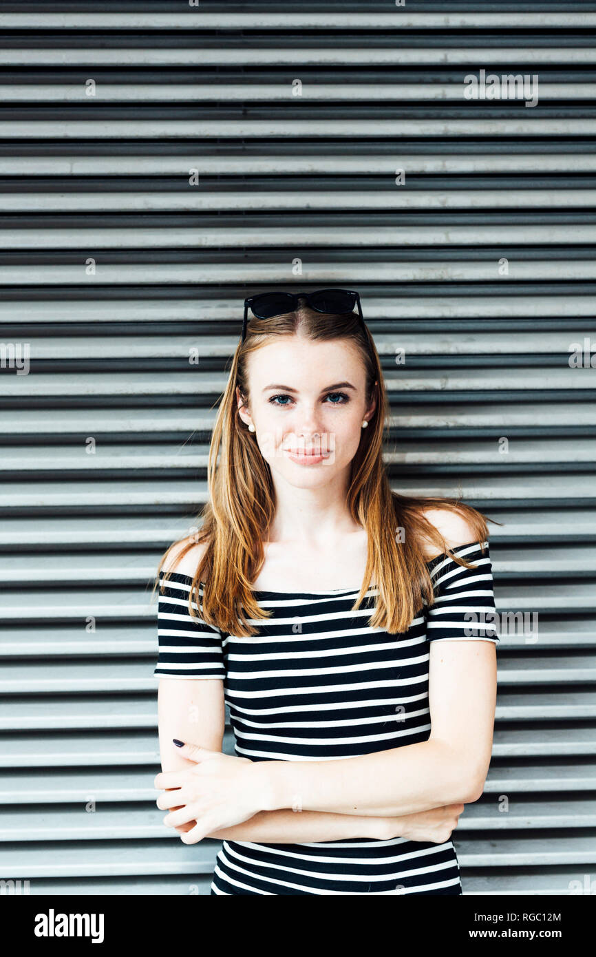 Portrait de jeune femme portant robe rayée Banque D'Images