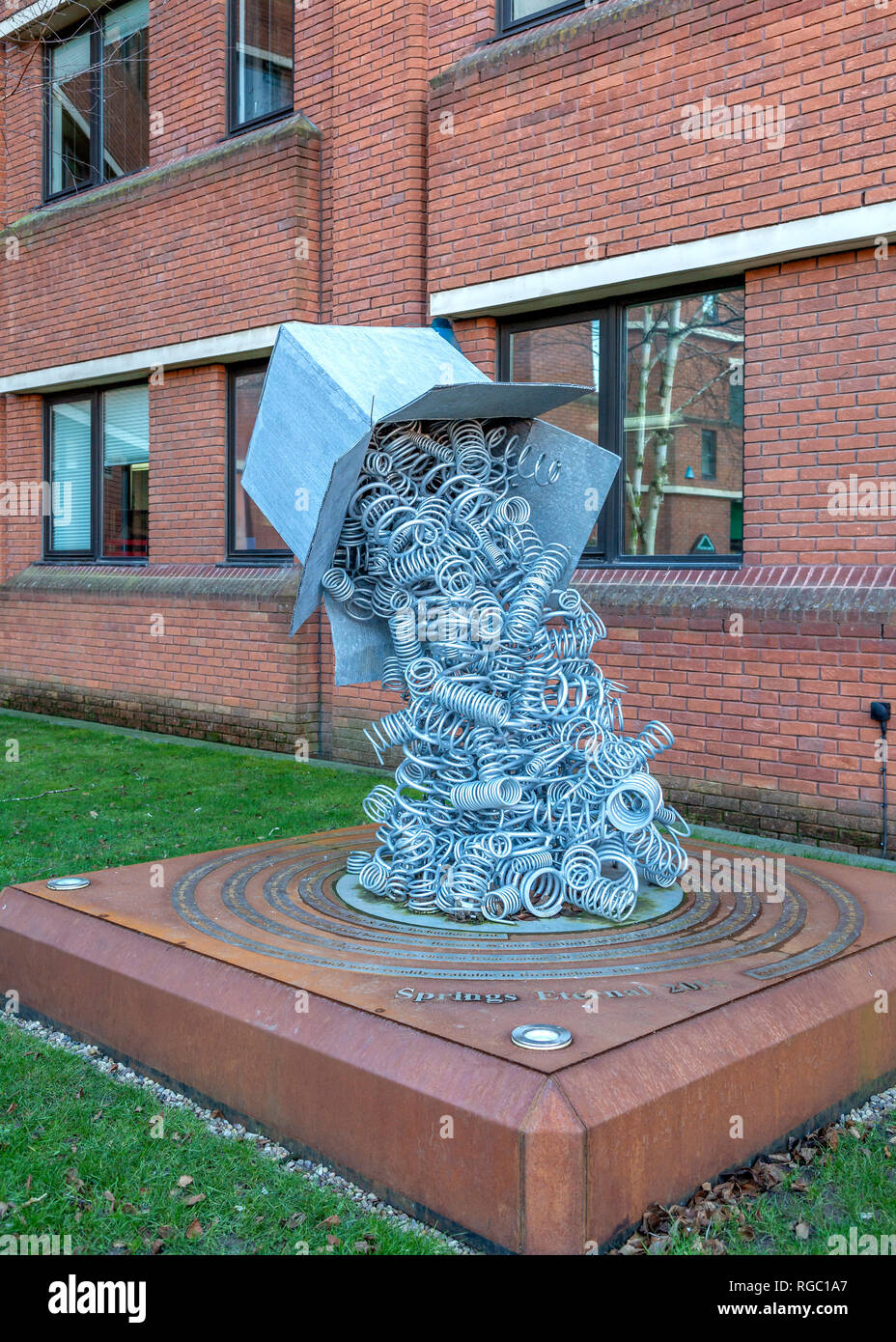 La sculpture est éternel à l'extérieur de l'hôtel de ville de Redditch Banque D'Images