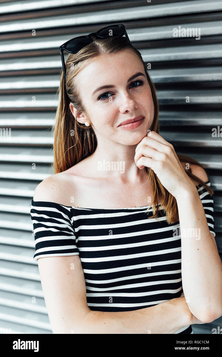 Portrait of smiling young woman wearing robe rayée Banque D'Images