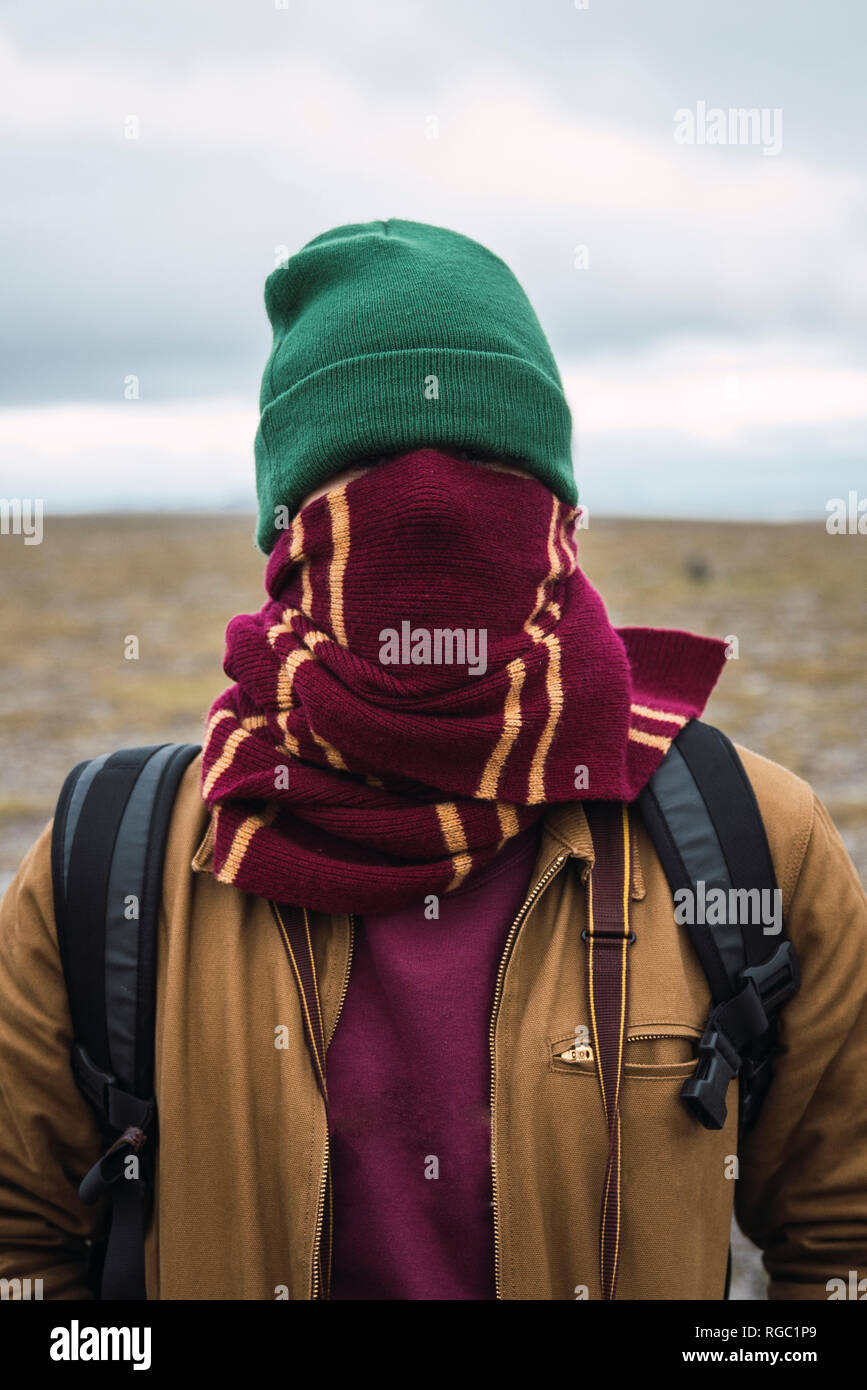 Jeune homme avec woolly hat and scarf, enroulé autour de visage Photo Stock  - Alamy