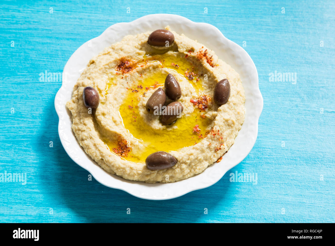 L'hummus traditionnel dans une assiette blanche Banque D'Images