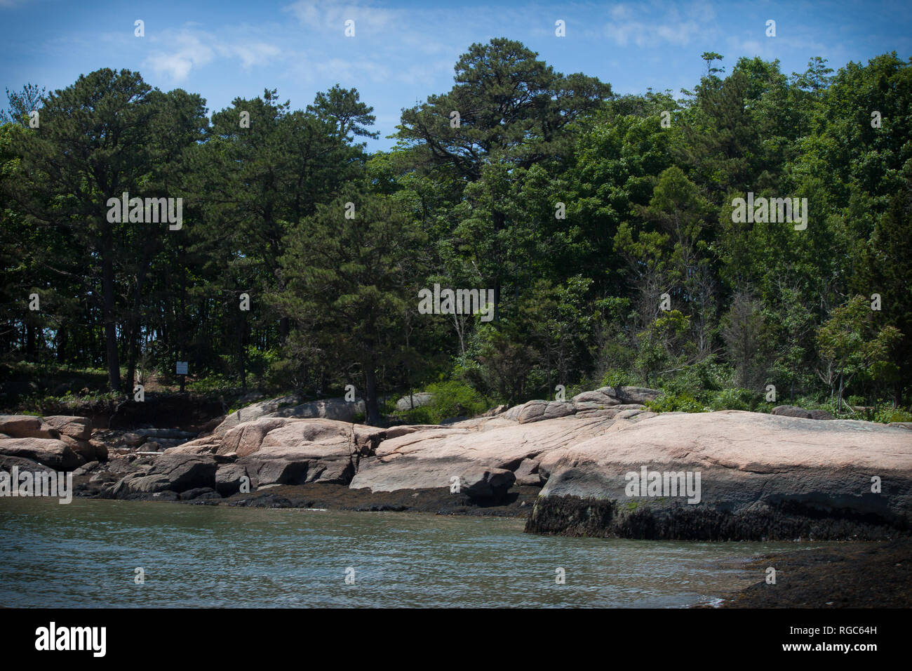 Tour de l'île dé Public à partir d'un bateau avec le public des maisons, des terres, sur plusieurs îles d'un fleuve et l'océan. De grands rochers côtiers. Banque D'Images