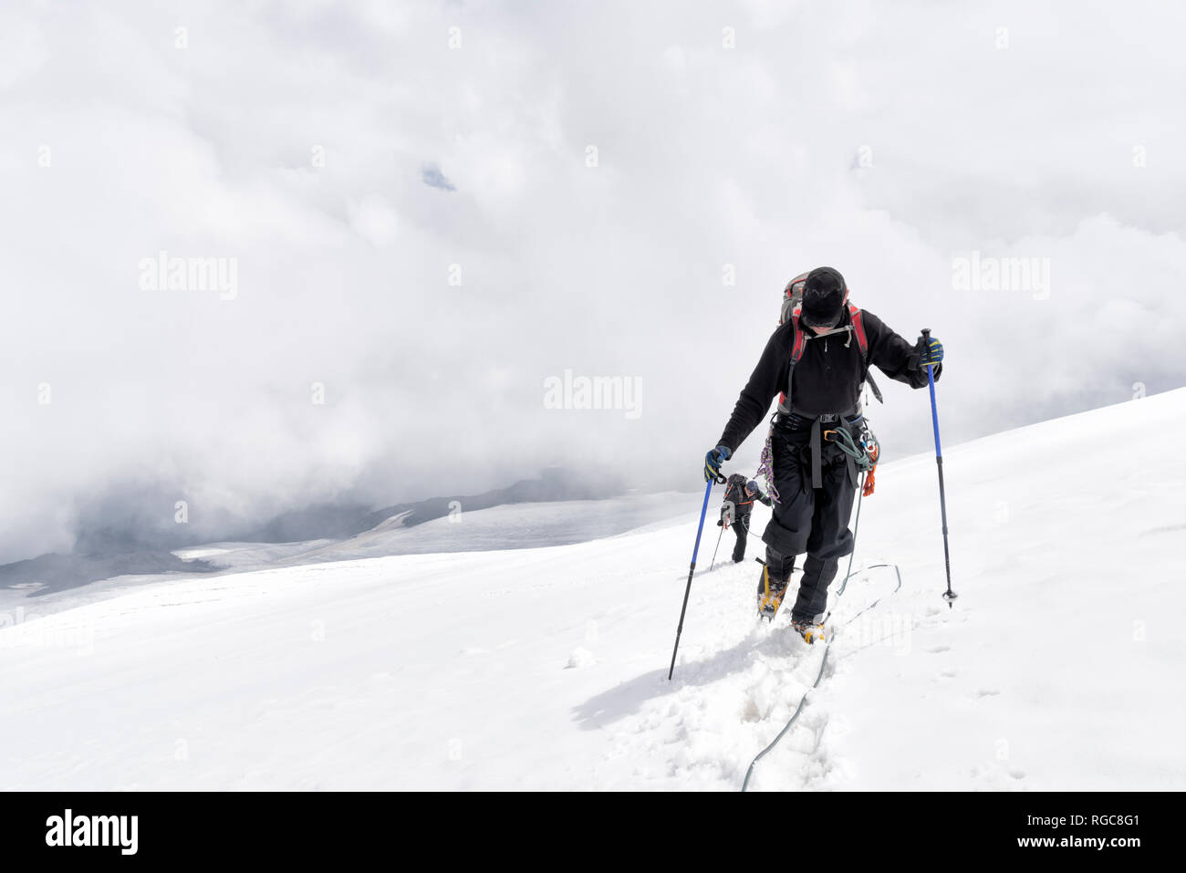 La Russie, la région de Baksan Valley, du Caucase, d'alpinistes mont Elbrouz croissant Banque D'Images