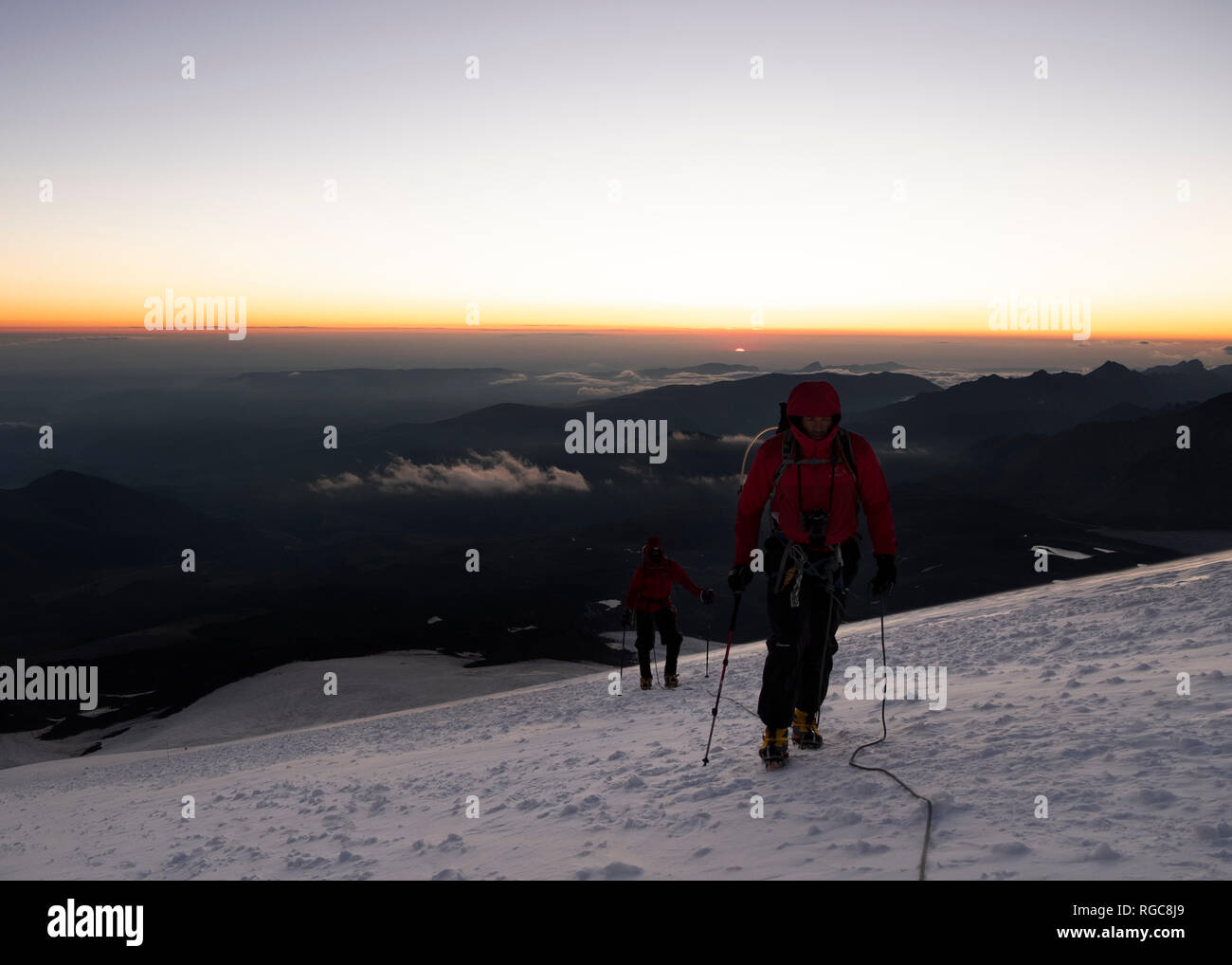 La Russie, la vallée de Baksan, Caucase, Mountaineer mont Elbrouz croissant Banque D'Images