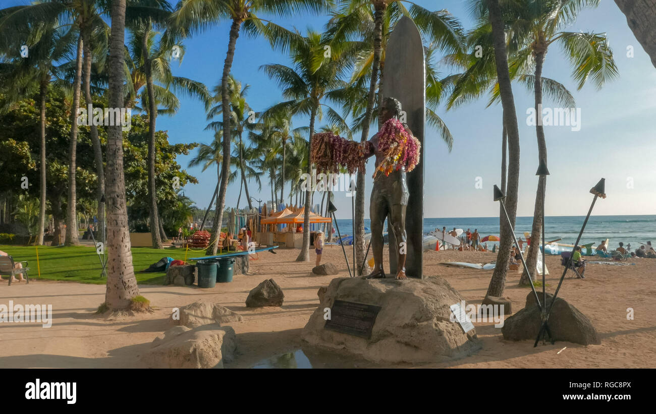 WAIKIKI, États-Unis d'Amérique - le 12 janvier 2015 : la statue de Duke Kahanamoku à Waikiki, Hawaii Banque D'Images