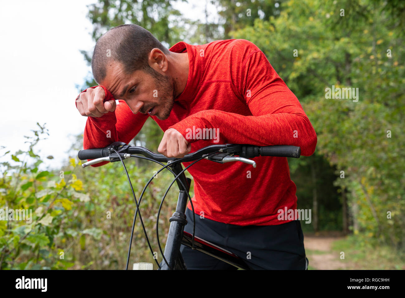 Épuisé du vélo de montagne en faisant une pause dans la nature Banque D'Images