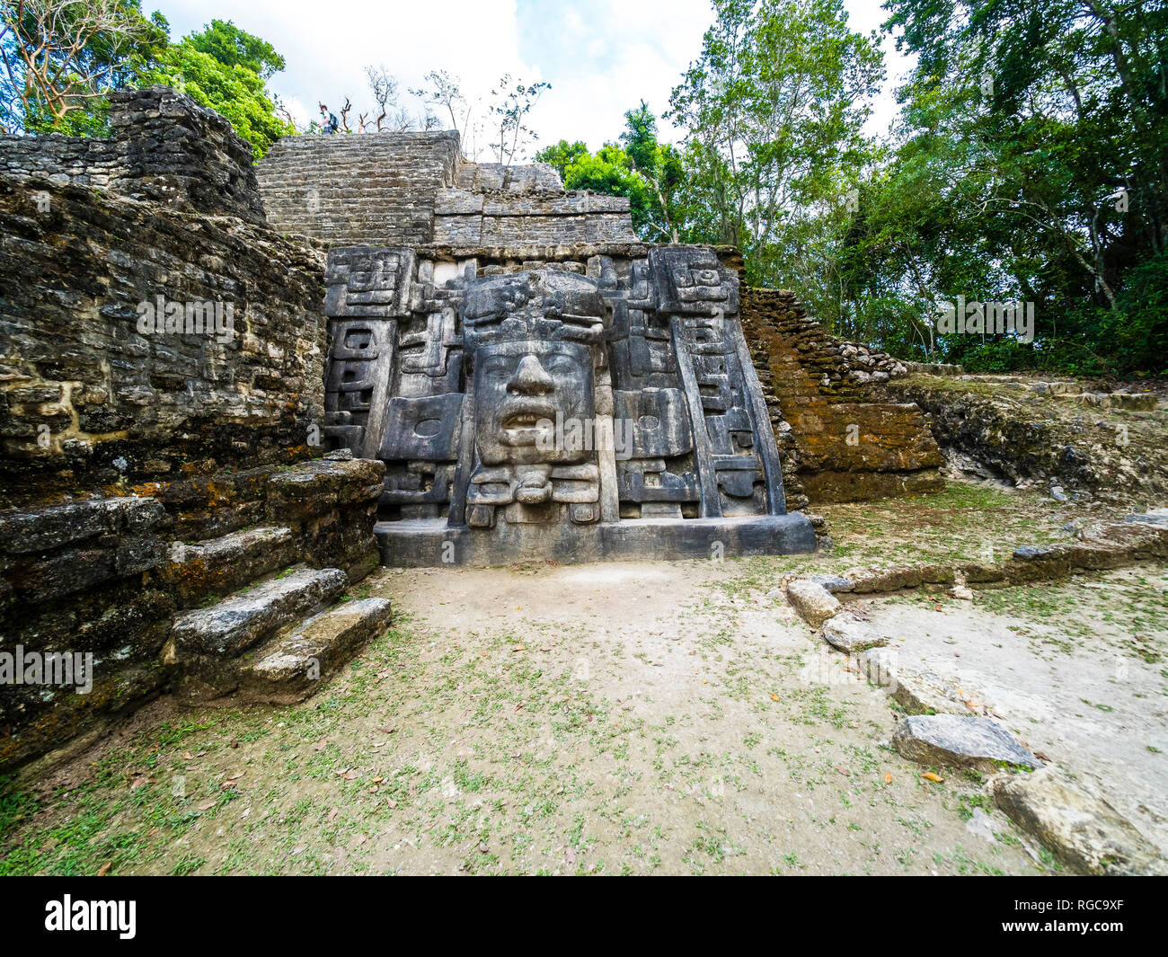 L'Amérique centrale, le Belize, péninsule du Yucatan, à nouveau, de la rivière, Lamanai Lamanai, ruine Maya Temple masque Banque D'Images