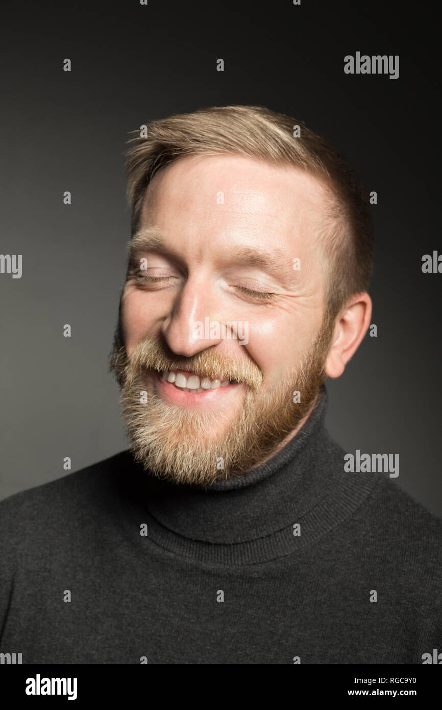 Portrait of smiling barbu avec les yeux fermé Banque D'Images