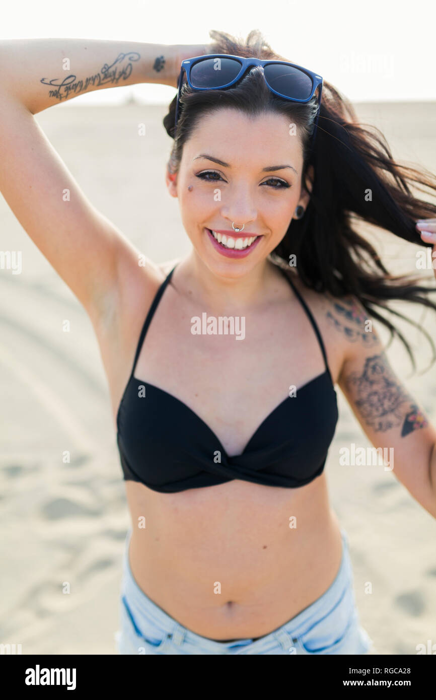 Portrait de jeune femme tatouée avec tatouage et piercing sur la plage Banque D'Images