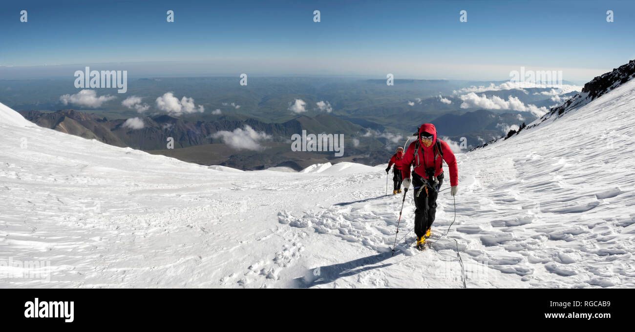 La Russie, la région de Baksan Valley, du Caucase, d'alpinistes mont Elbrouz croissant Banque D'Images