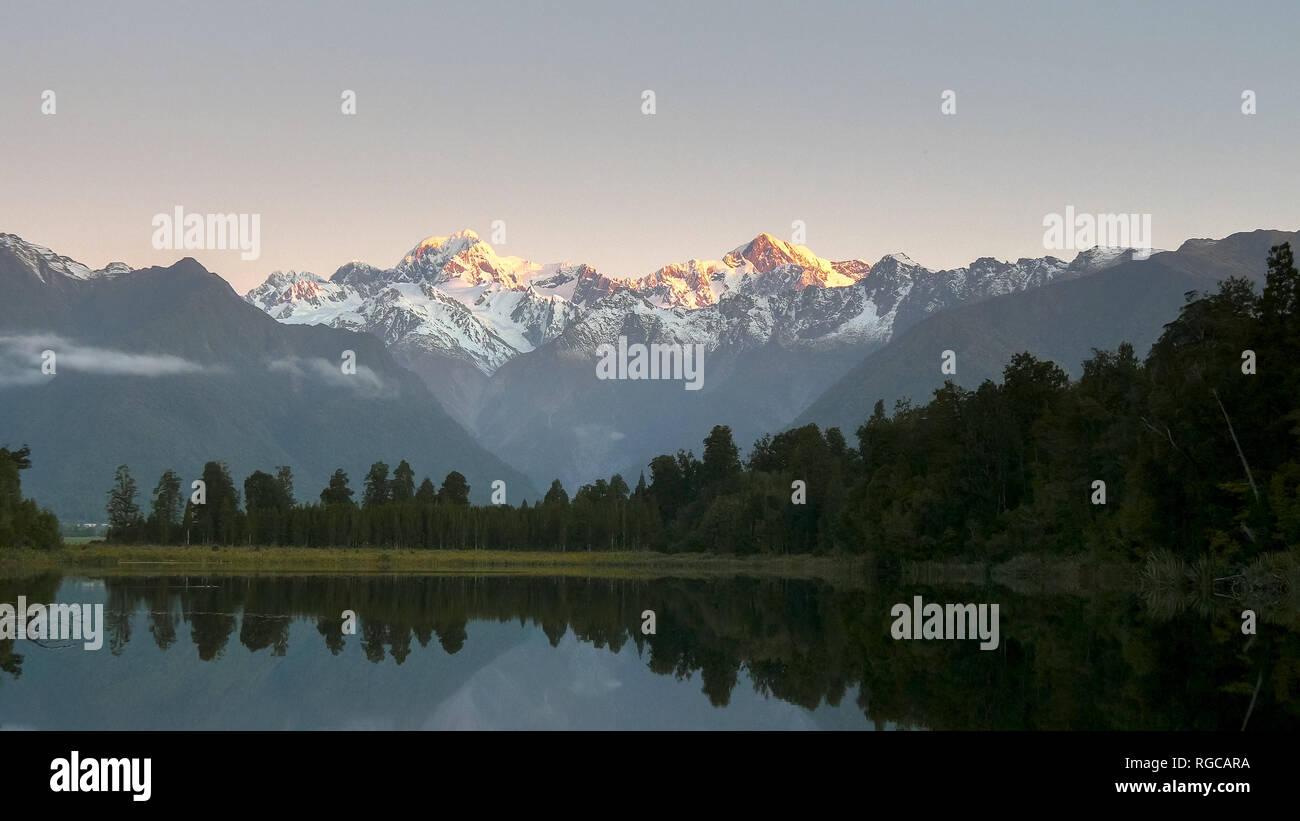 Un tir de Mt Cook et le lac matheson au coucher du soleil en Nouvelle Zélande Banque D'Images