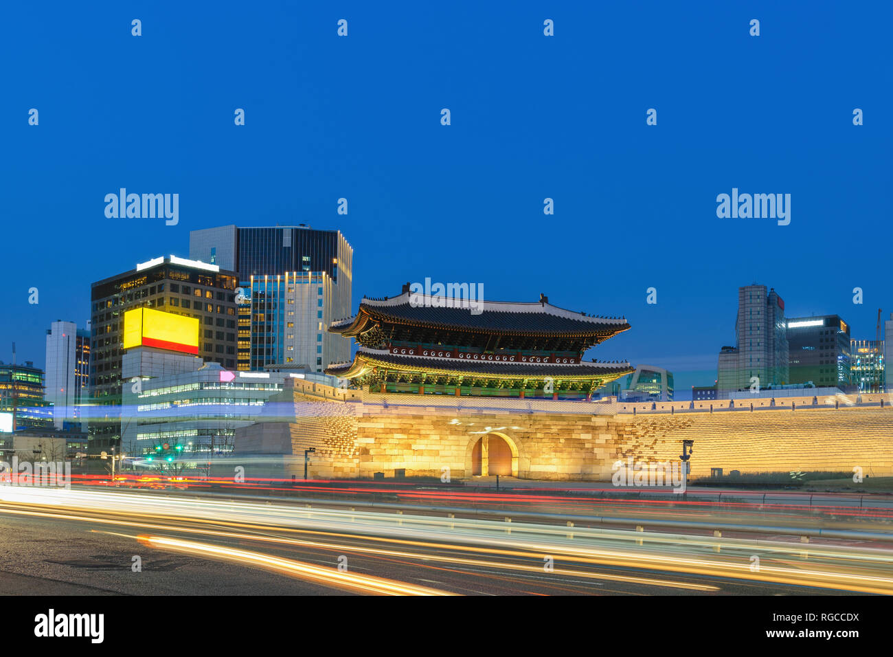 Séoul Corée du Sud, l'horizon de la ville nuit à la Porte de Namdaemun (Porte Sungnyemun) Banque D'Images