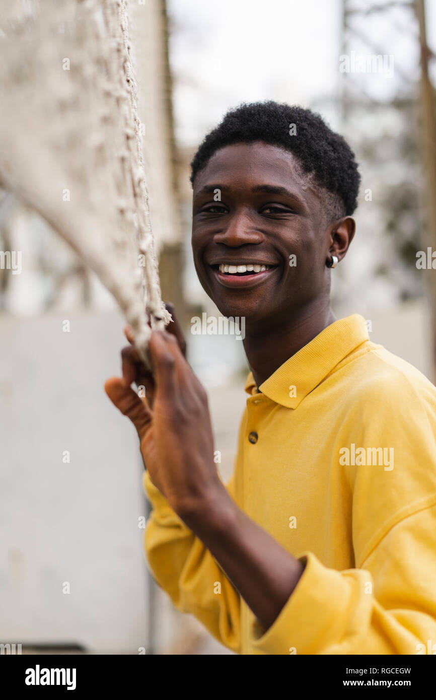 Portrait d'un jeune homme noir en filet de volley-ball, laughing Banque D'Images