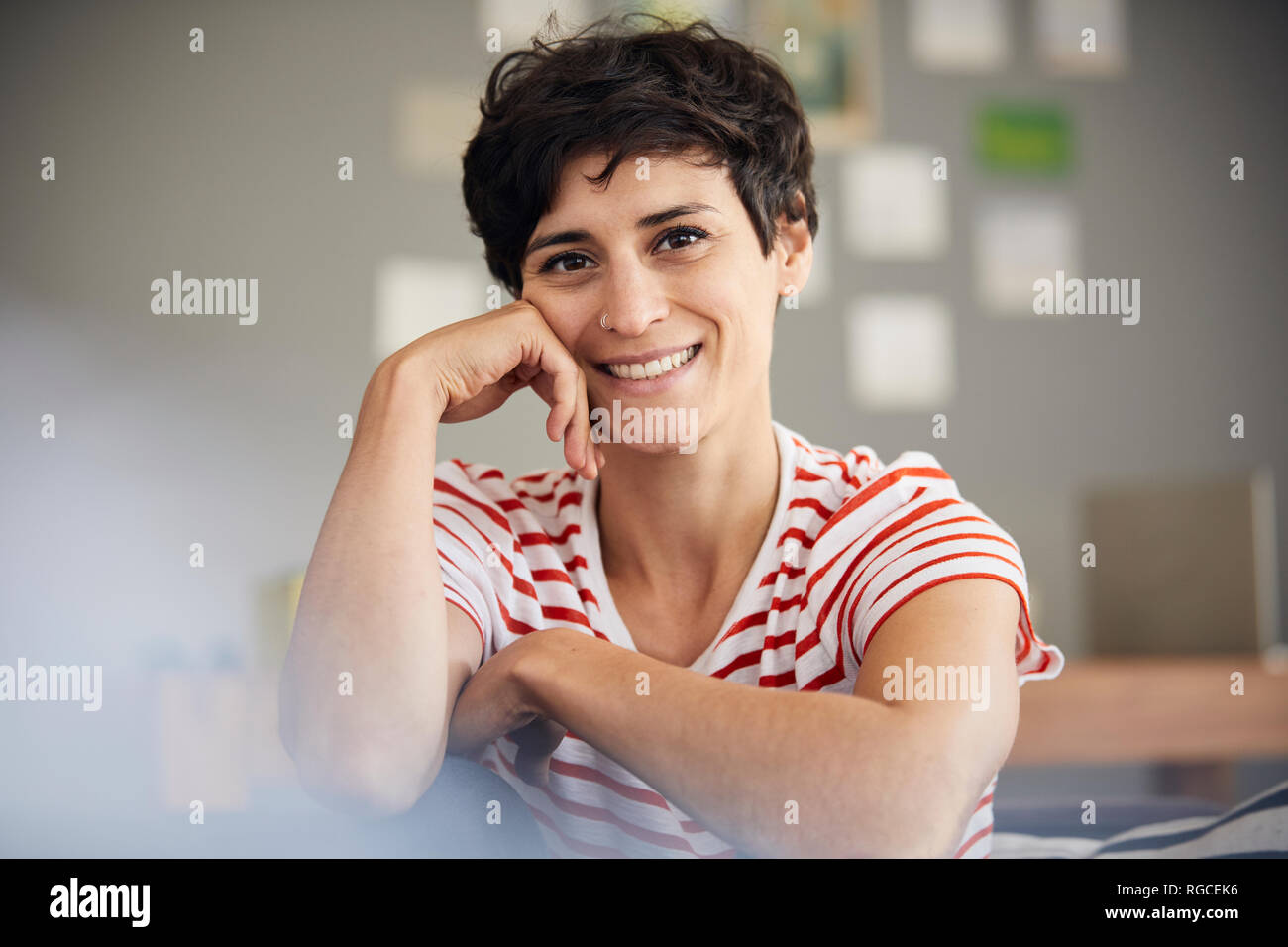 Portrait of smiling woman at home Banque D'Images