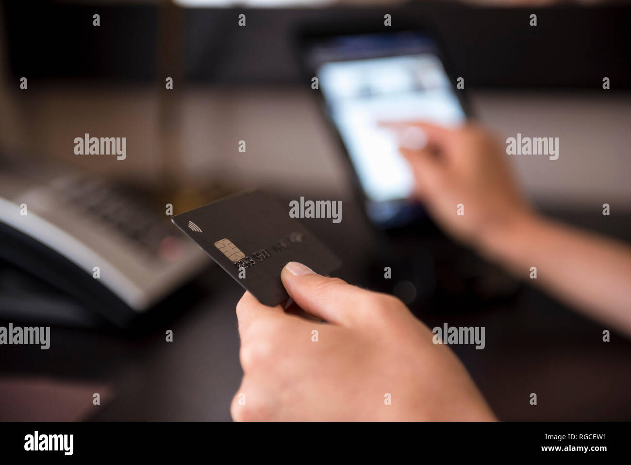Close-up of hand holding credit card Banque D'Images