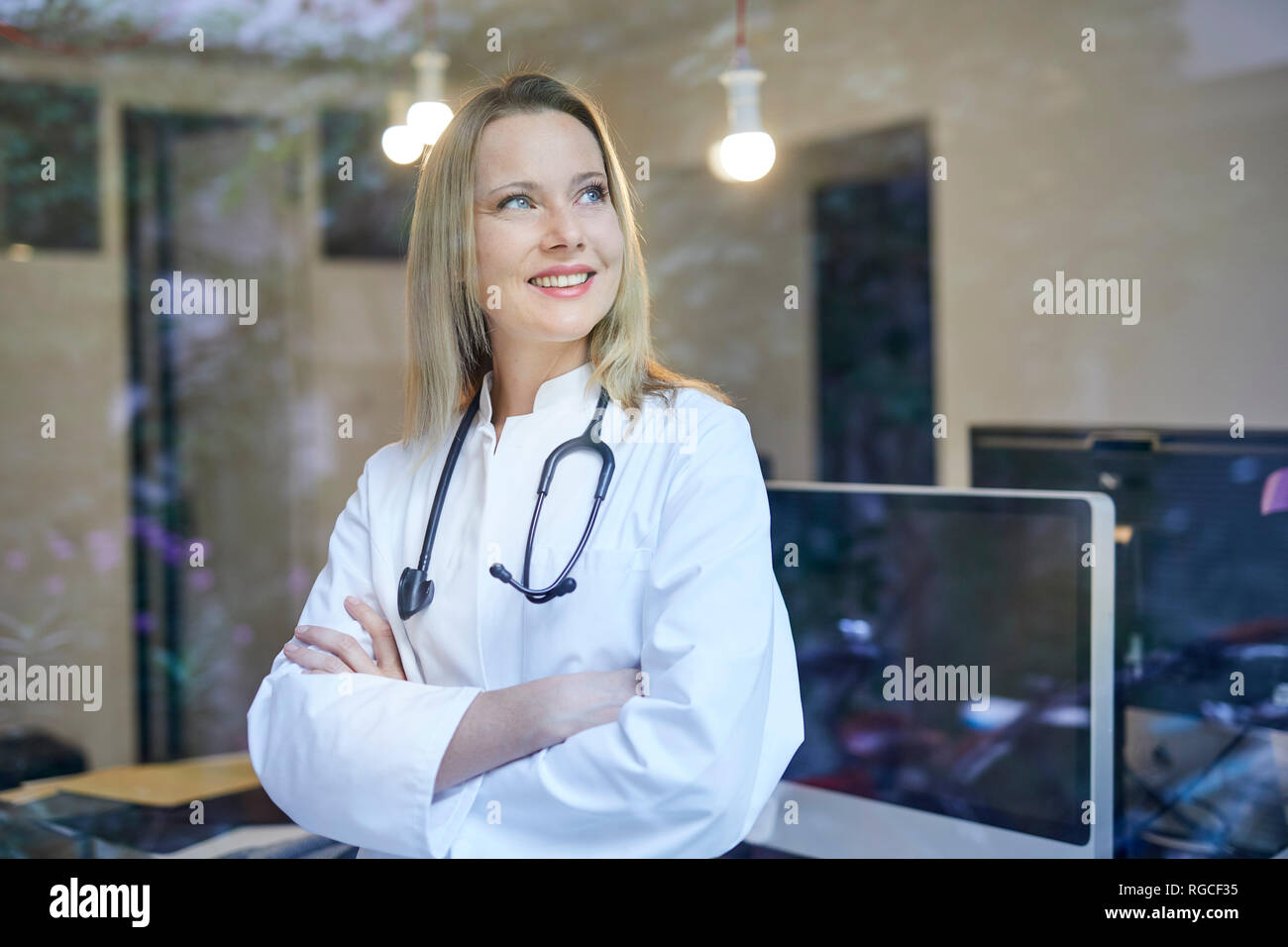 Smiling female doctor with stethoscope derrière la vitre Banque D'Images
