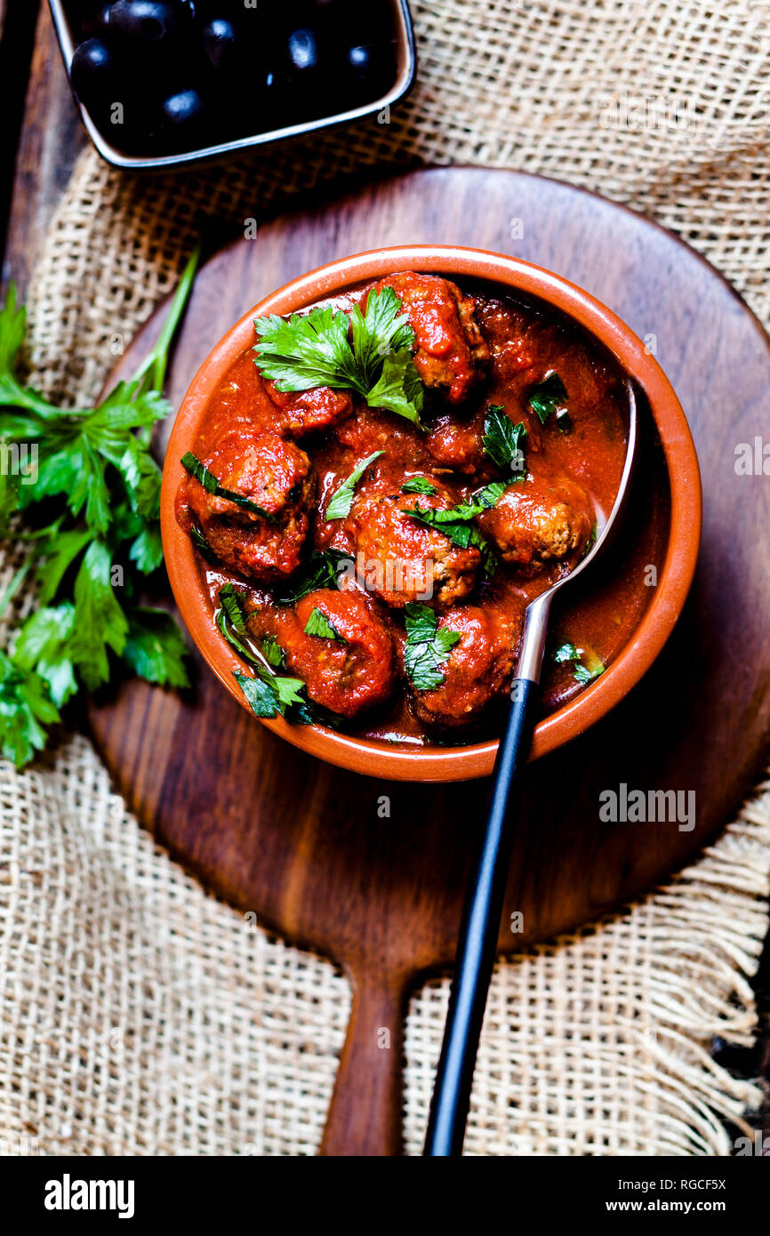 Albondingas espagnol, les boulettes de viande en sauce tomate piquante Banque D'Images