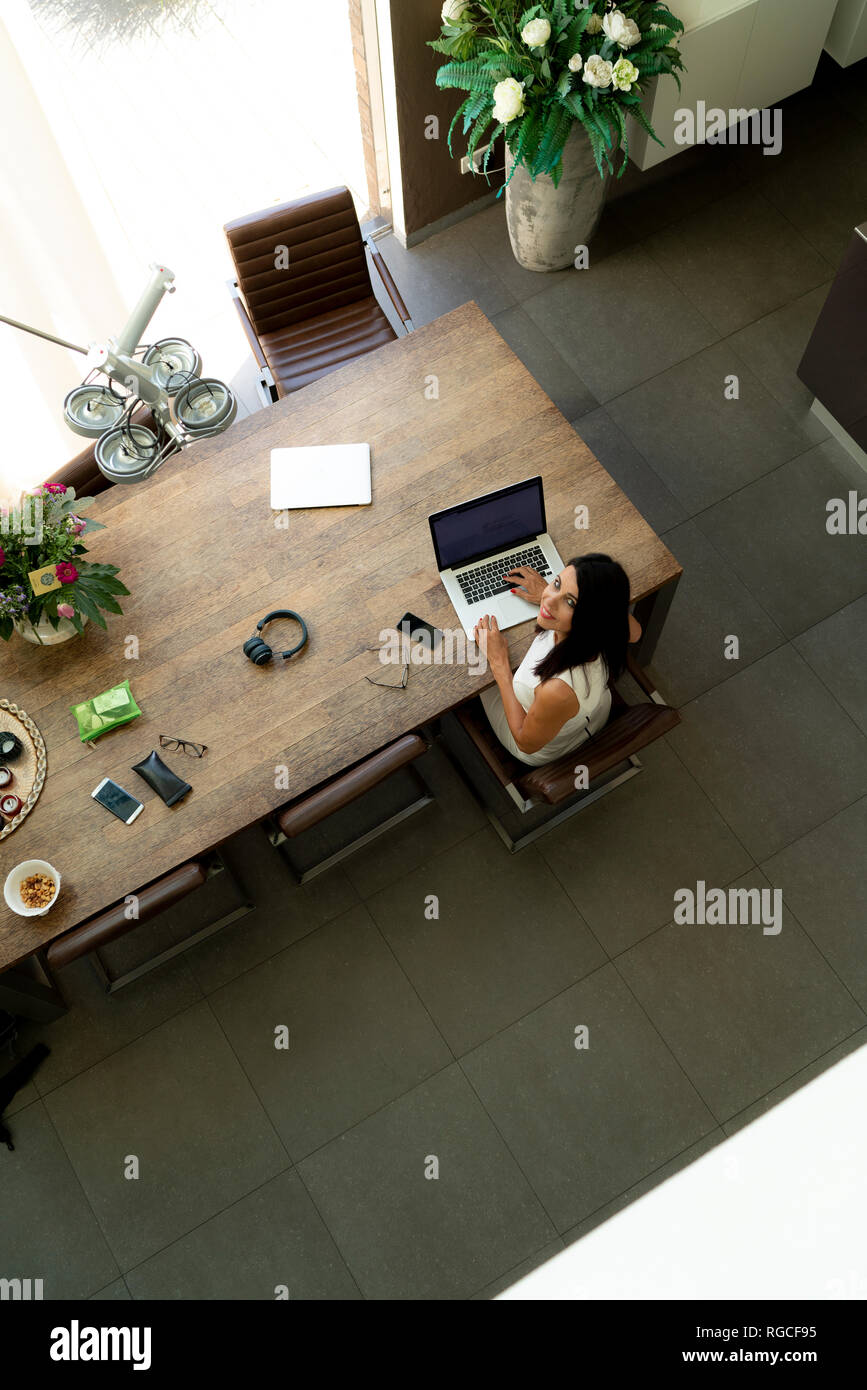 Overhead view of woman using laptop at home Banque D'Images Overhead view of woman using laptop at home Banque D'Images