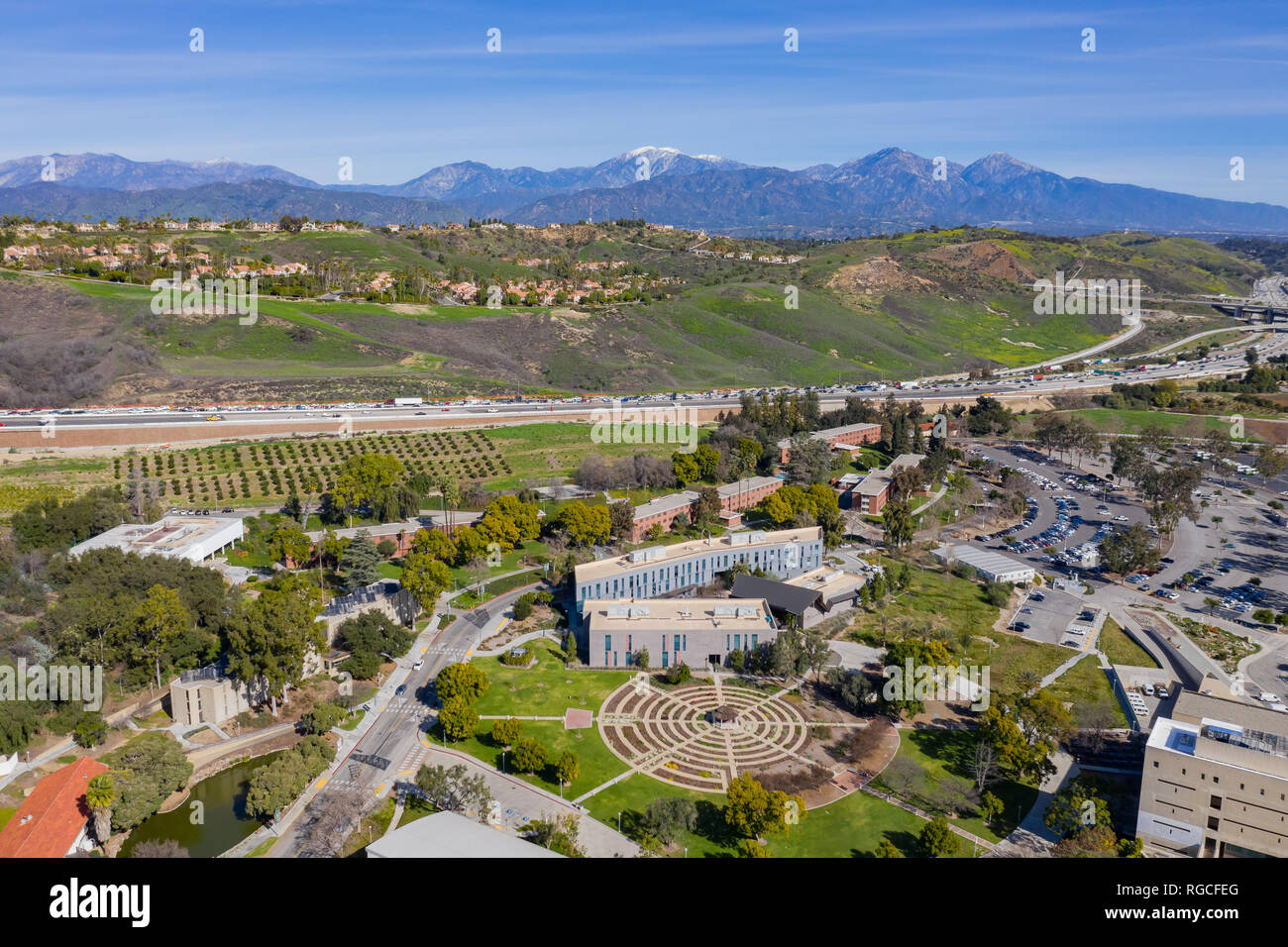 Vue aérienne de la magnifique roseraie avec Mount Baldy de Cal Poly Pomona à Los Angeles County, Californie Banque D'Images