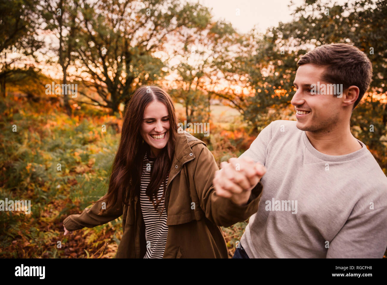 Couple heureux dans l'amour dans la nature au coucher du soleil d'automne Banque D'Images