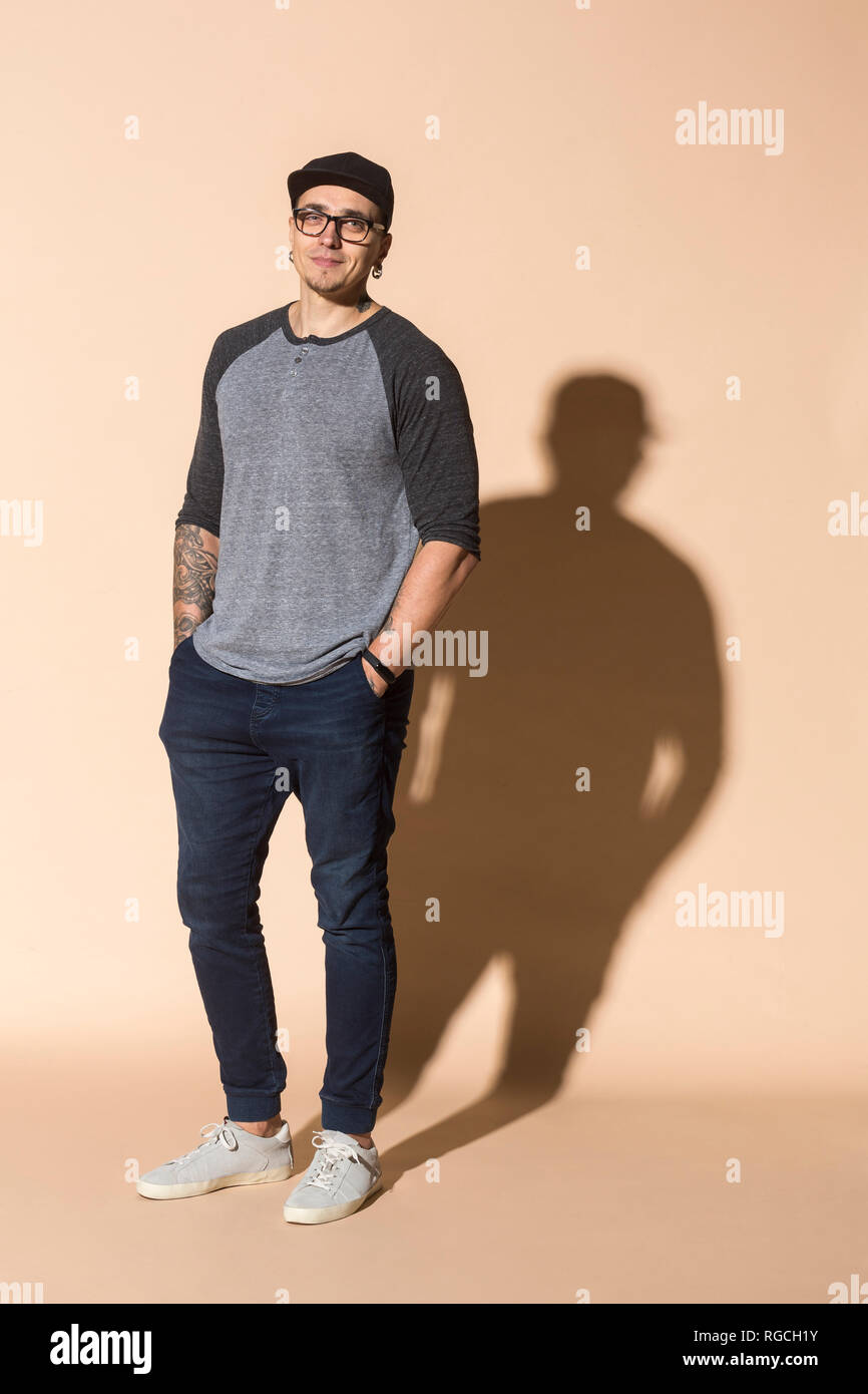 Portrait of young man wearing basecap tatoué et verres Banque D'Images