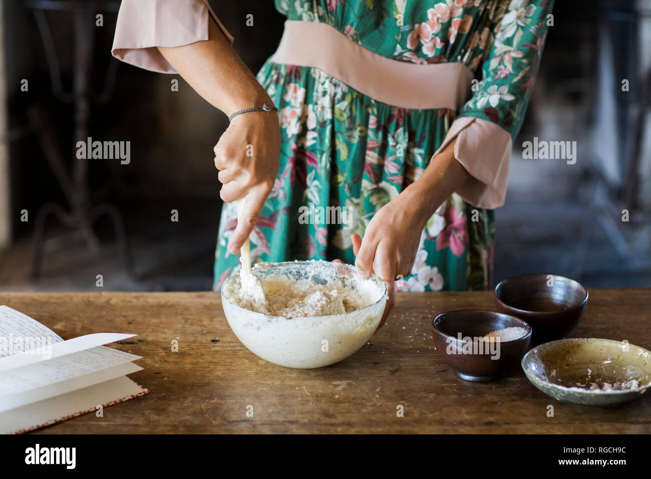 Jeune femme la préparation de pâte à gâteau, vue partielle Banque D'Images