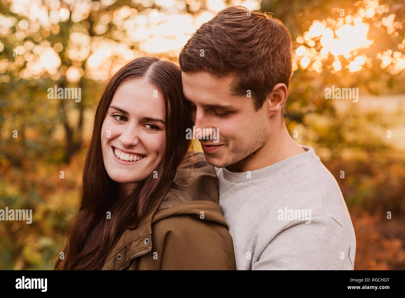 Couple heureux dans l'amour dans la nature au coucher du soleil d'automne Banque D'Images