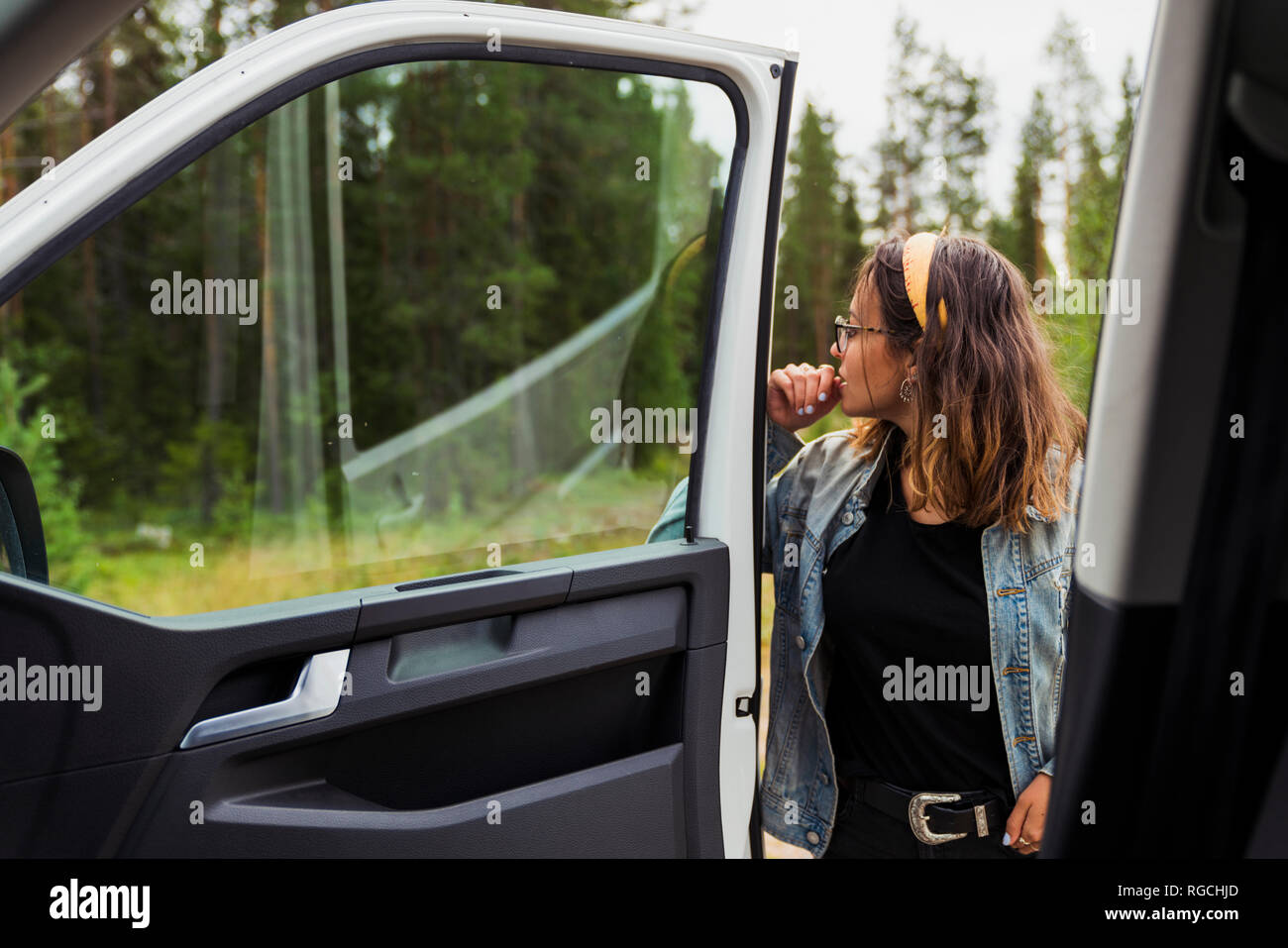 La Finlande, Laponie, jeune femme sur une voiture in rural landscape Banque D'Images