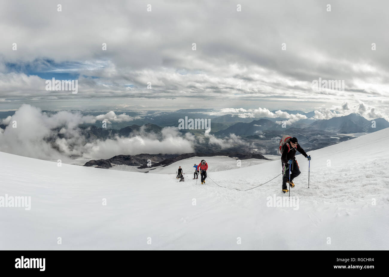 La Russie, la région de Baksan Valley, du Caucase, d'alpinistes mont Elbrouz croissant Banque D'Images