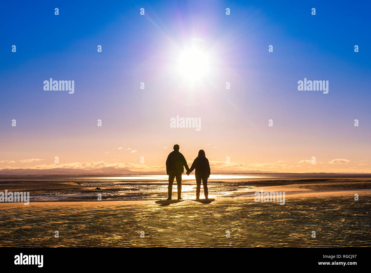 Royaume-uni, Ecosse, Solway Firth, silhouette, femme et homme Banque D'Images