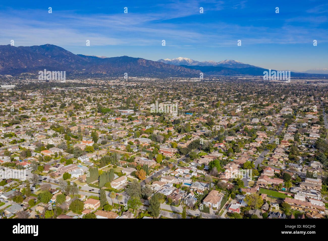 Vue aérienne de l'Arcadia avec la neige blanche Mt. Baldy à Los Angeles County, Californie Banque D'Images