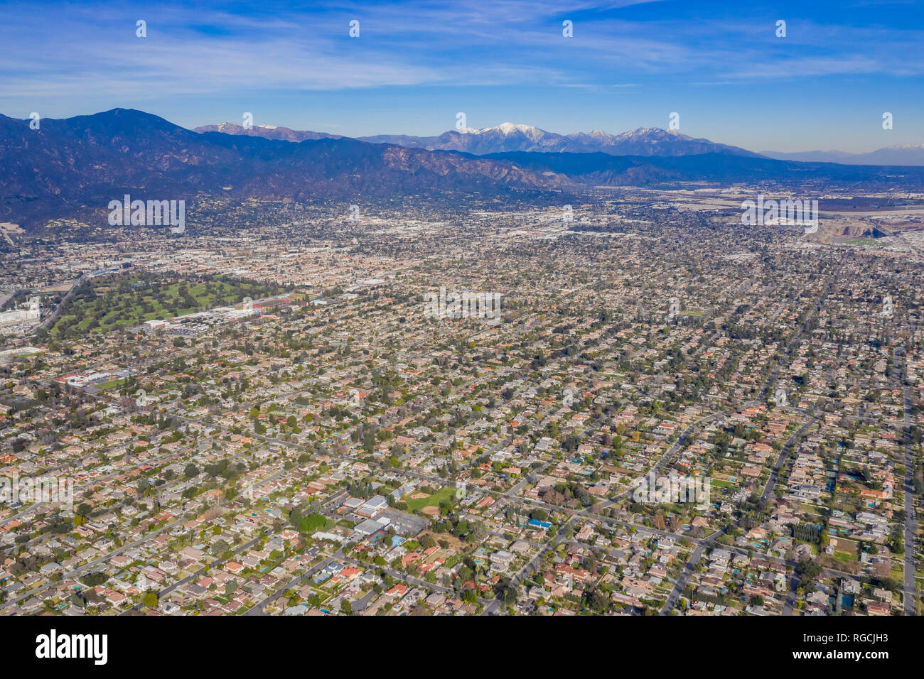 Vue aérienne de l'Arcadia avec la neige blanche Mt. Baldy à Los Angeles County, Californie Banque D'Images
