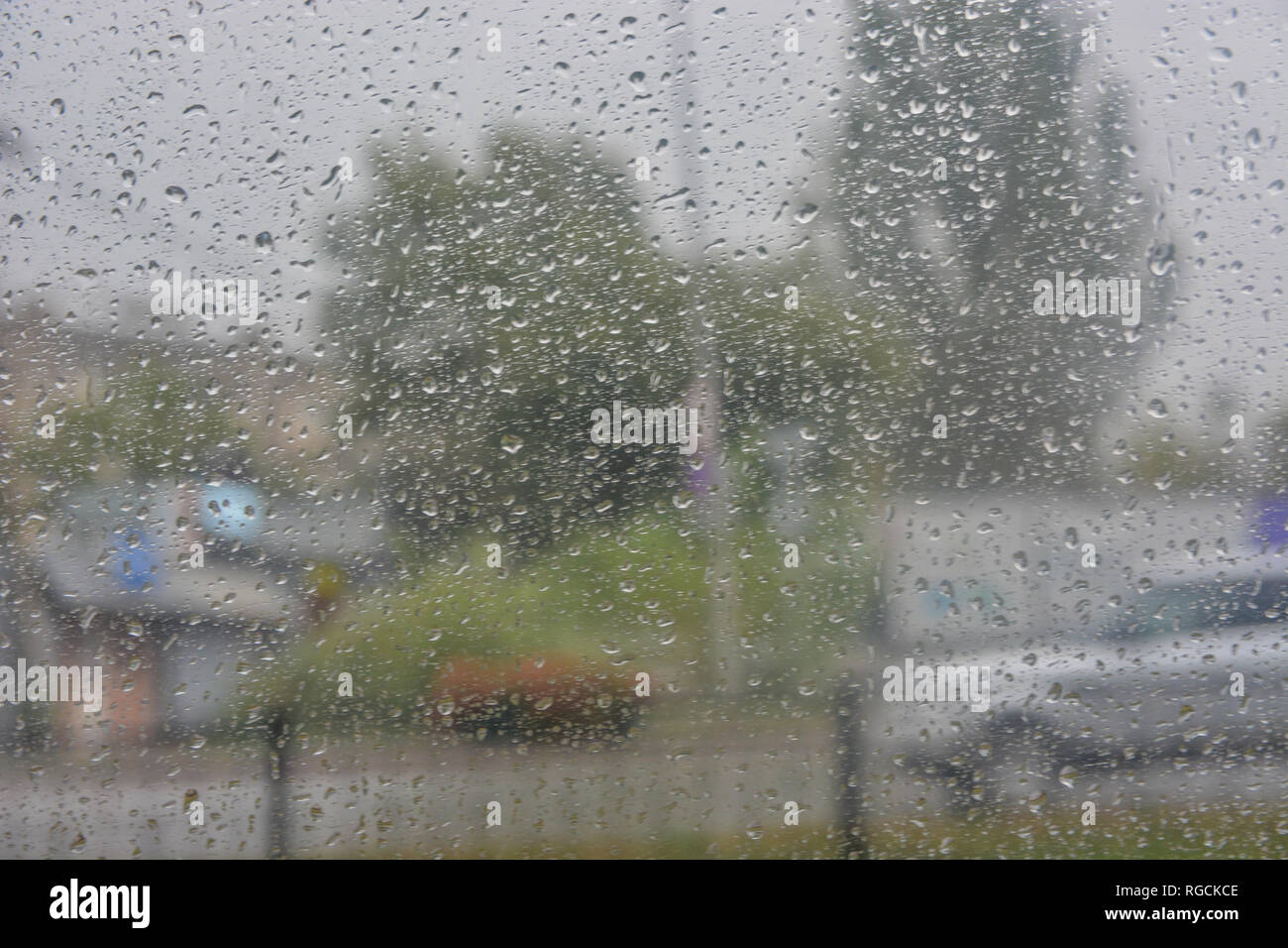 Gouttes de pluie dans la fenêtre avec blur de bâtiments ou d'arbres sur l'arrière-plan Banque D'Images