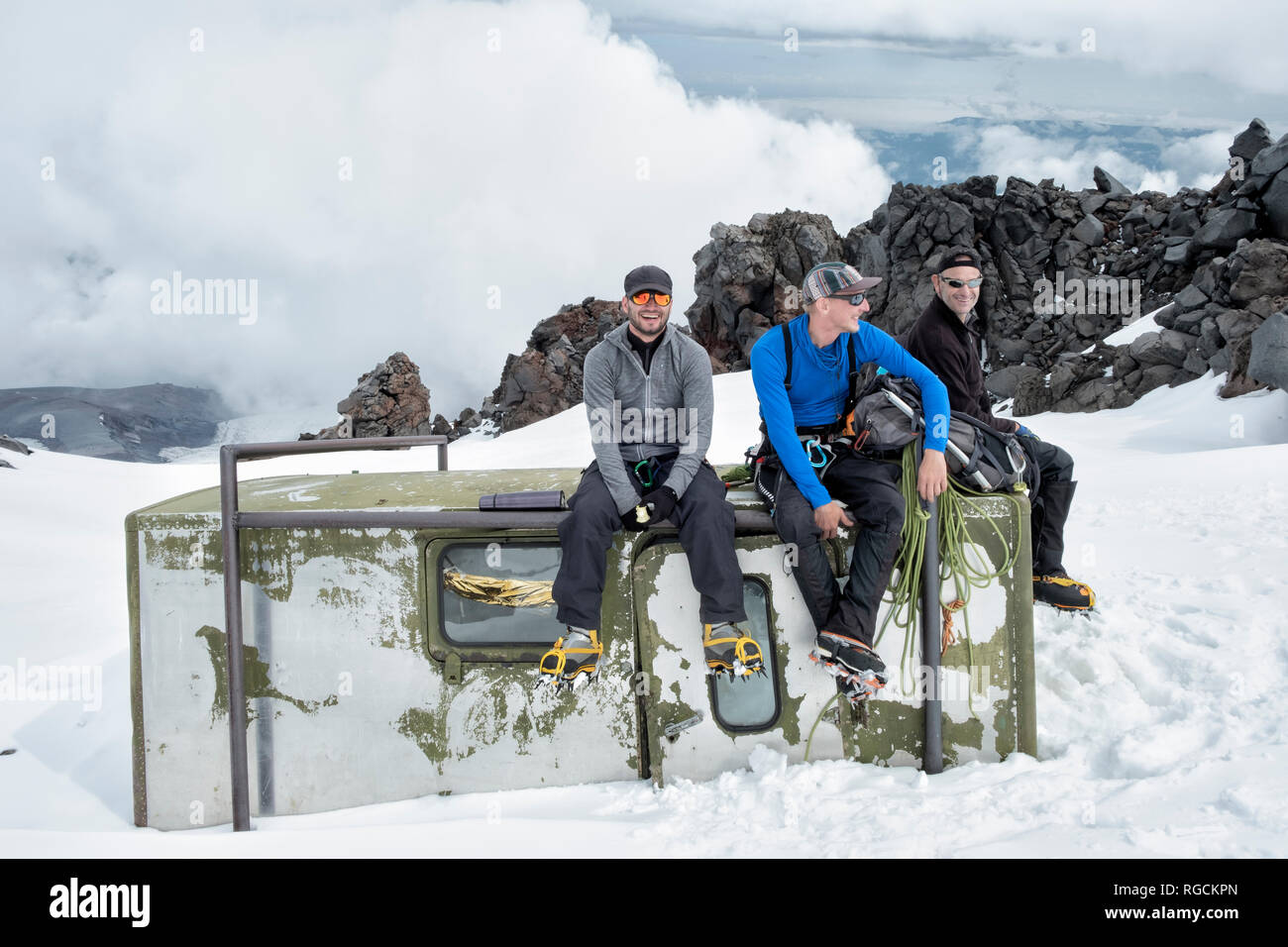 La Russie, la région de Baksan Valley, du Caucase, d'alpinistes mont Elbrouz croissant, en faisant une pause Banque D'Images