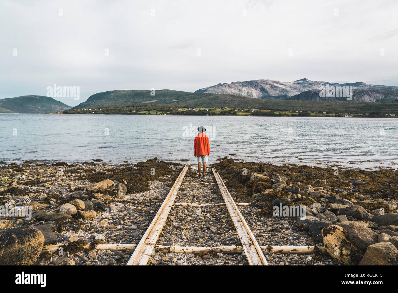 Le nord de la Norvège, l'homme seul se tenant au fjord, looking at view Banque D'Images