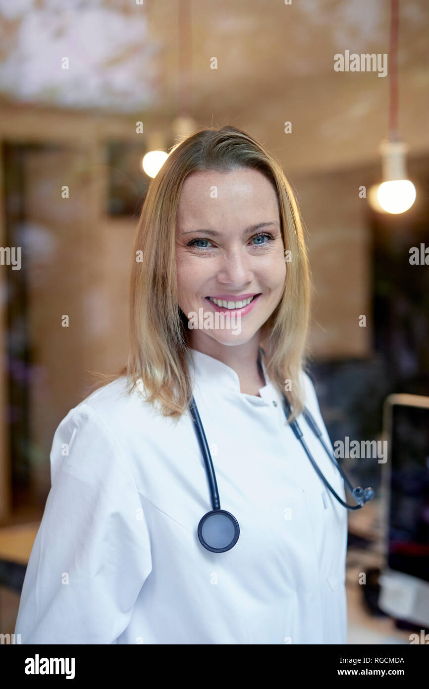 Portrait of smiling female doctor with stethoscope derrière la vitre Banque D'Images