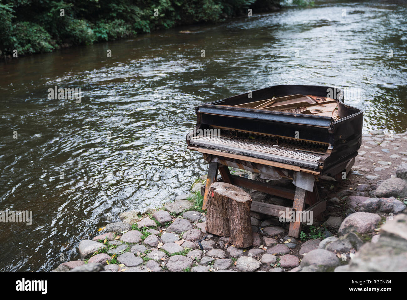 Grand piano à Riverside Banque D'Images