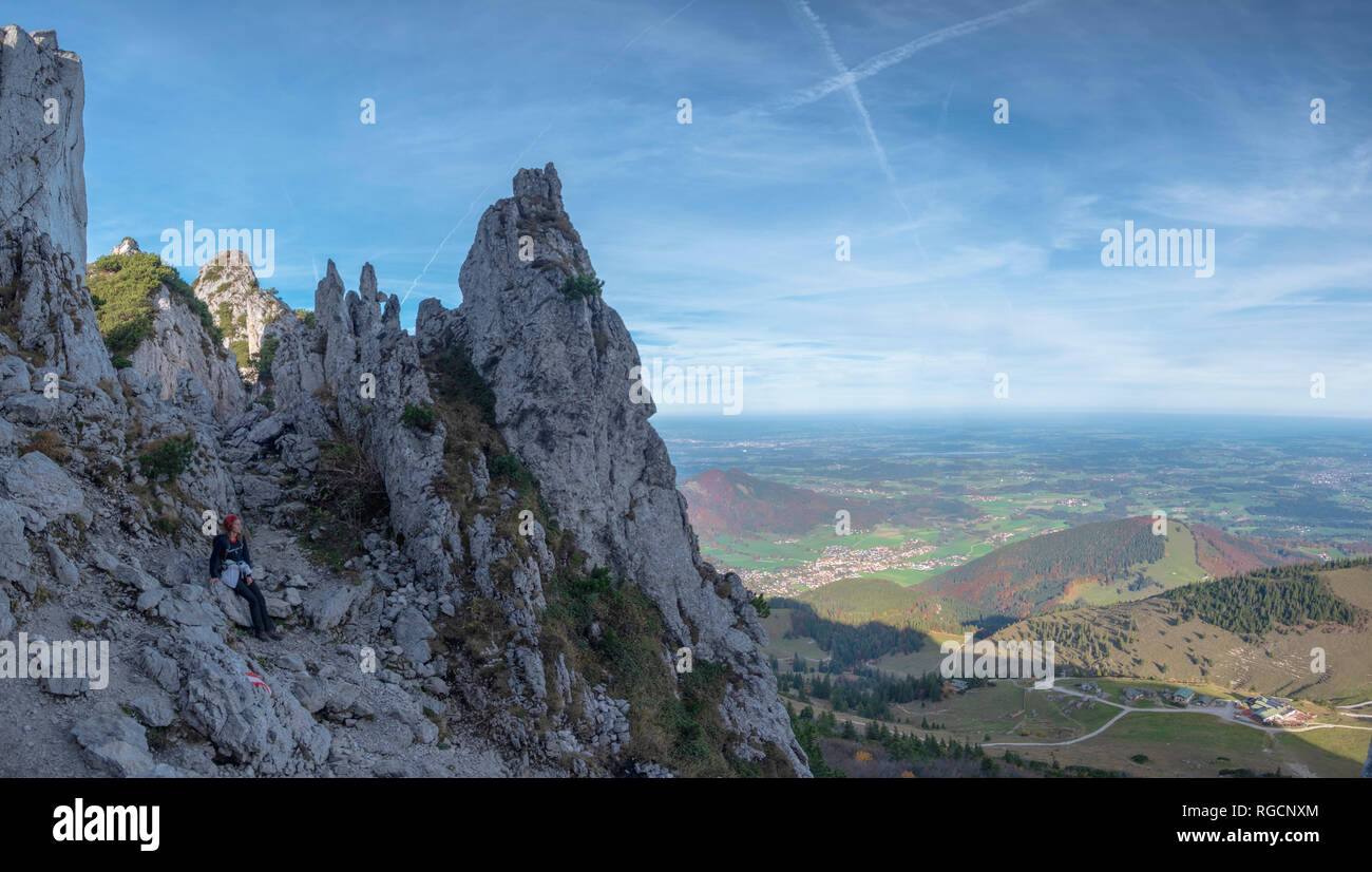 L'Allemagne, la Haute-Bavière, Aschau, female hiker assis sur viewpoint de Kampenwand Banque D'Images