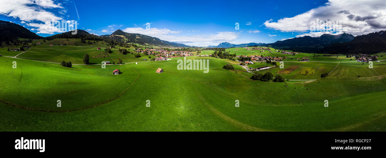Allemagne, Bavière, souabe, Oberallgaeu, Obermaiselstein et Sonderdorf avec des champs Banque D'Images