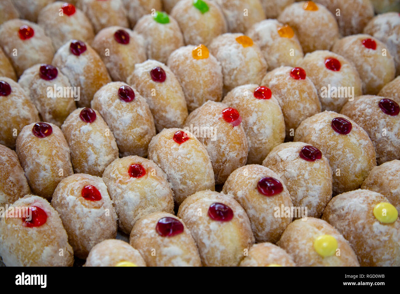 Sufganiyah est un rond jelly donut mangé en Israël et dans le monde sur la fête juive de Hanoukka. Le beignet est frit, rempli de Banque D'Images