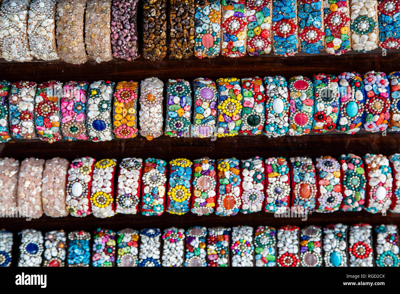 Un arrangement de fabriquer des bijoux au marché du week-end de Chatuchak à  Bangkok, Thaïlande. Bijoux bijoux ou objets de décoration se compose de  petites portées pour Photo Stock - Alamy