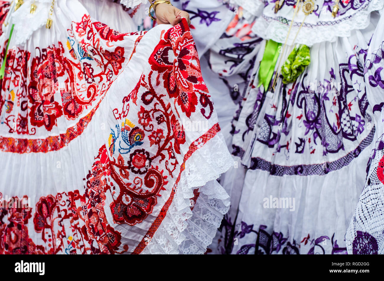 Détails de la robe panaméen typique connu sous le nom de pollera. Le motif est toutes fabriquées à la main à l'aide de différentes techniques de broderie. Banque D'Images