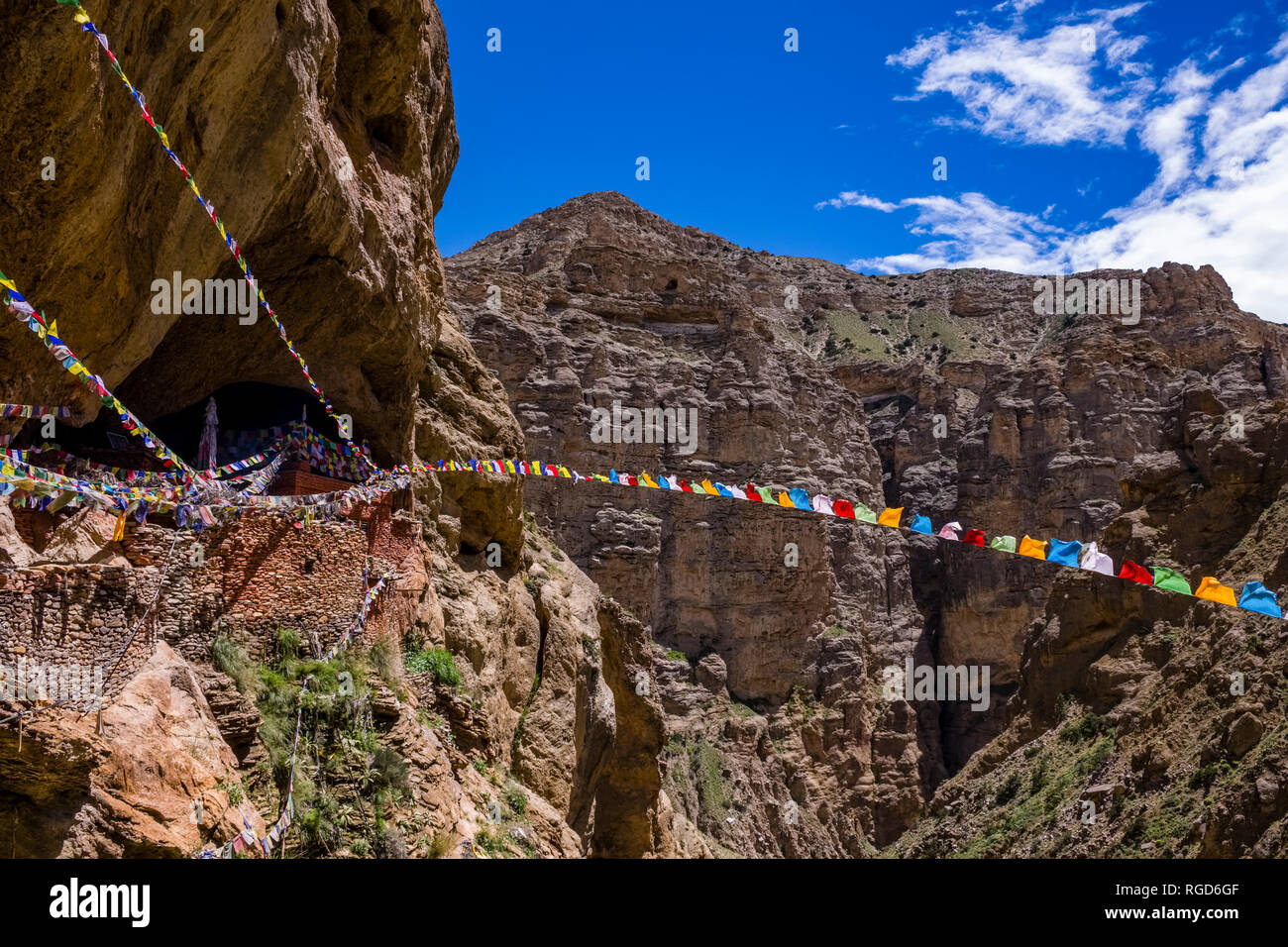 Grotte Chungsi est situé dans le paysage alpin avec des parois rocheuses et des vallées profondes dans la région de Mustang Banque D'Images